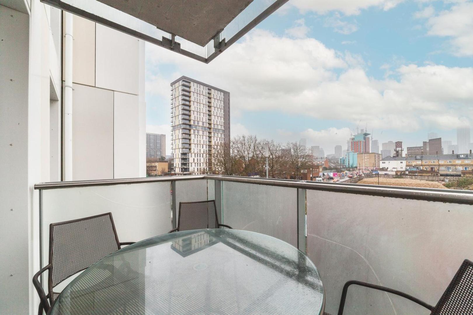 Cosy 2-bed Poplar Flat W/ Views Appartamento Londra