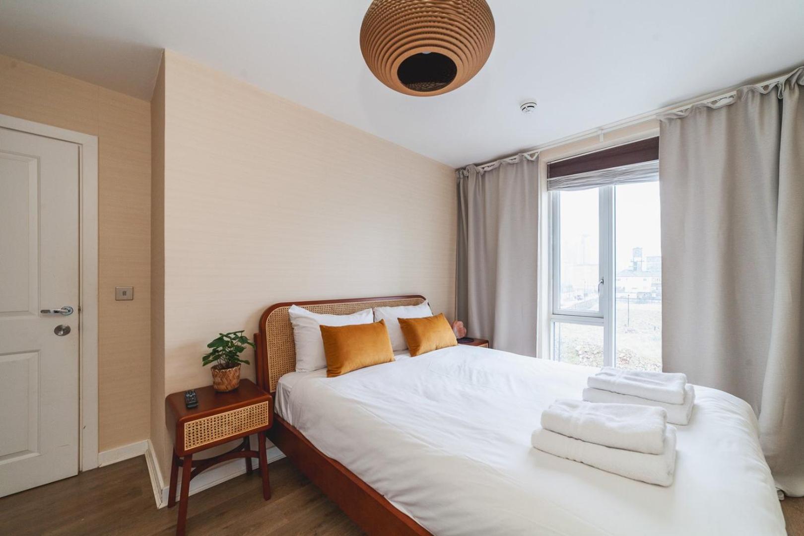 Cosy 2-bed Poplar Flat W/ Views Appartamento