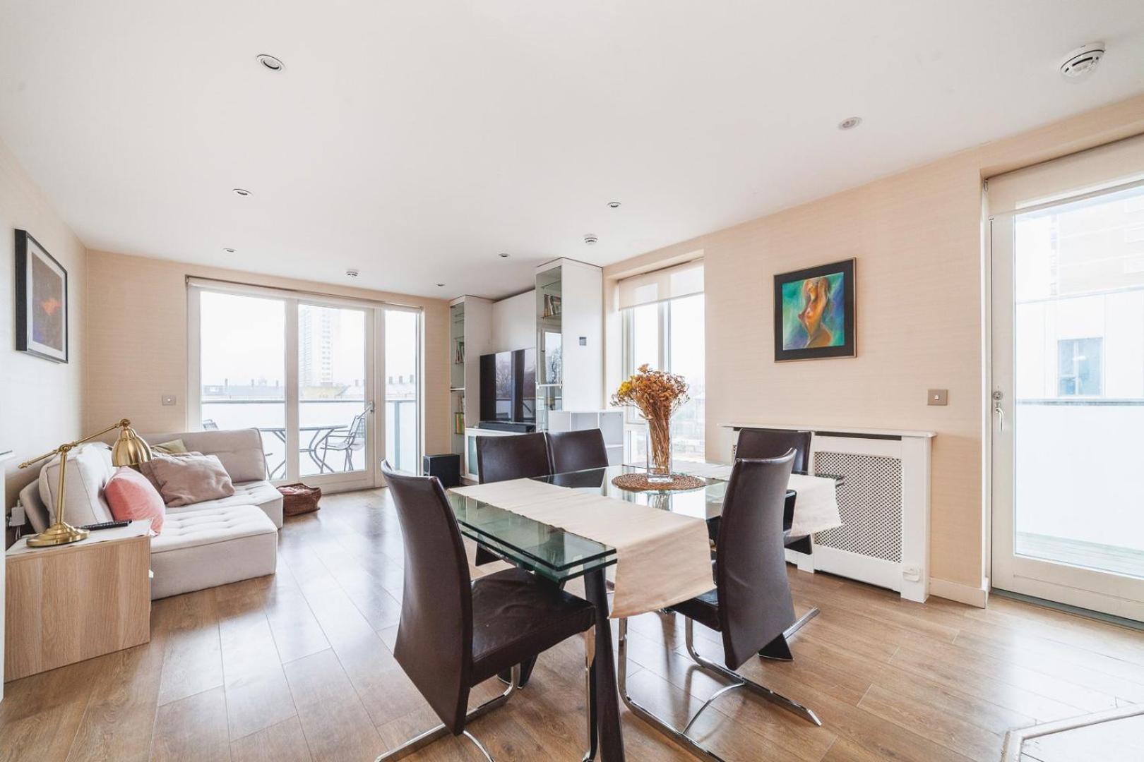 Cosy 2-bed Poplar Flat W/ Views Appartamento
